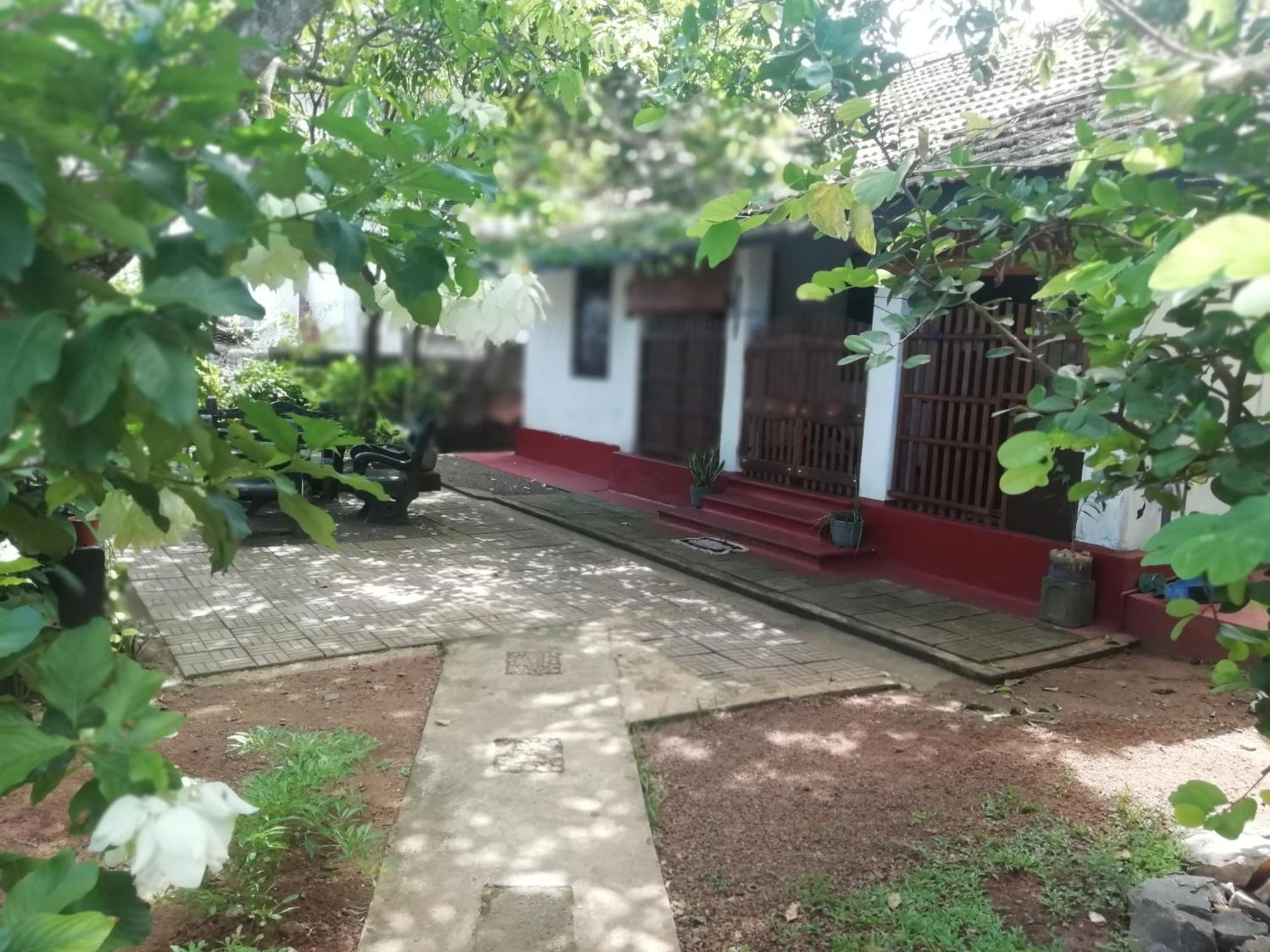 Ami Place Rooms With Kitchen Hikkaduwa Exterior photo
